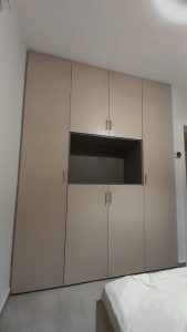 ארון קיר עם פתח