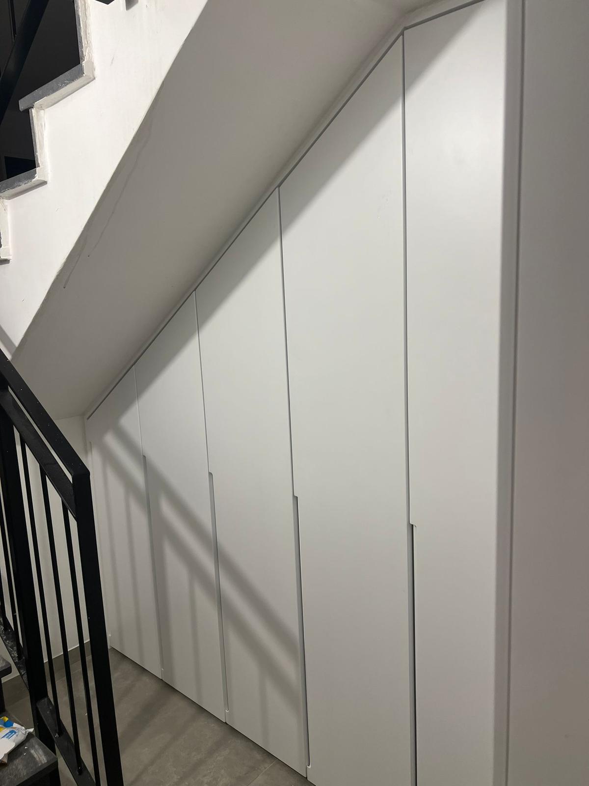 ארון אחסון מעוצב תחת גרם מדרגות